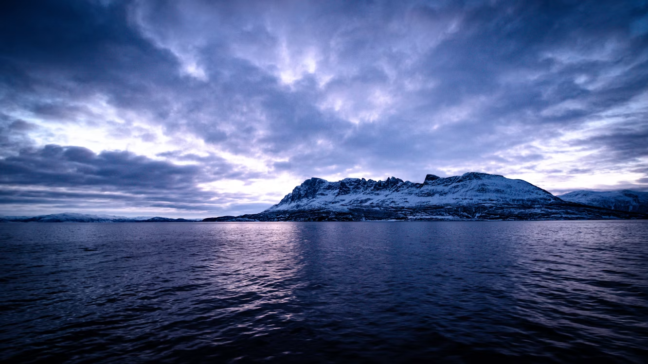 Norway Northern Lights winter tour package with Arctic cabin stay